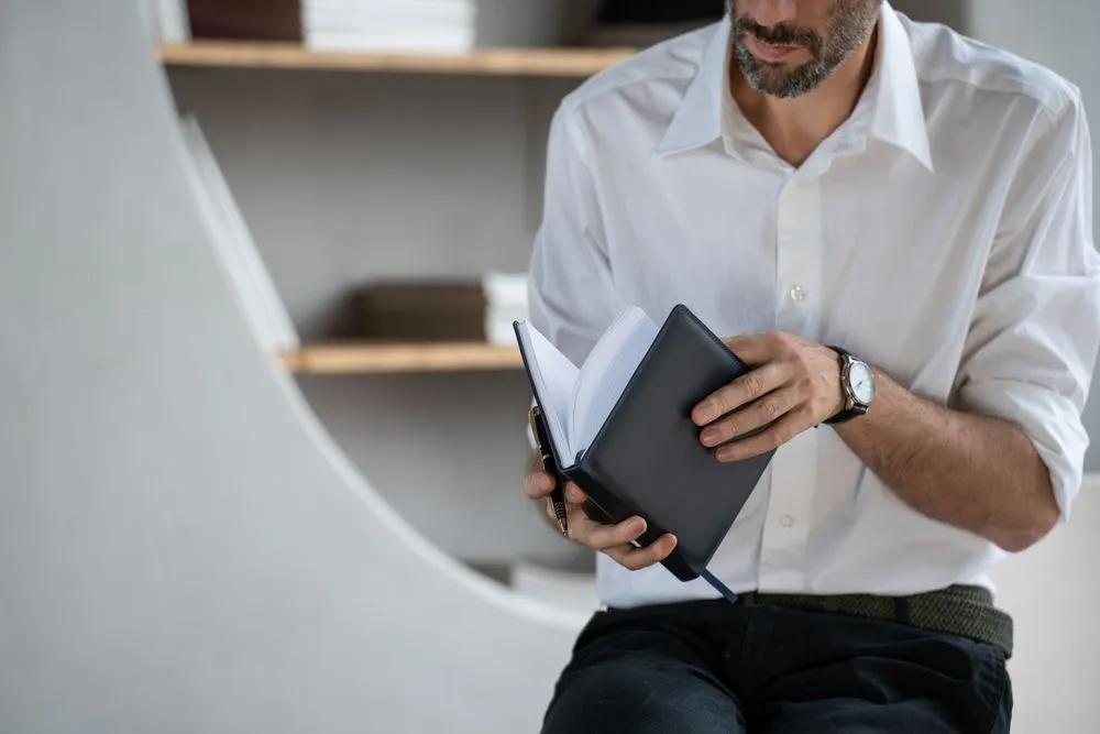 Ежедневники с логотипом с печатью логотипа. Еженедельник-портфолио Remini, недатированный по цене 5 543 ₽ руб. (артикул 55602.40) Еженедельник-портфолио Remini, недатированный, темно-синий