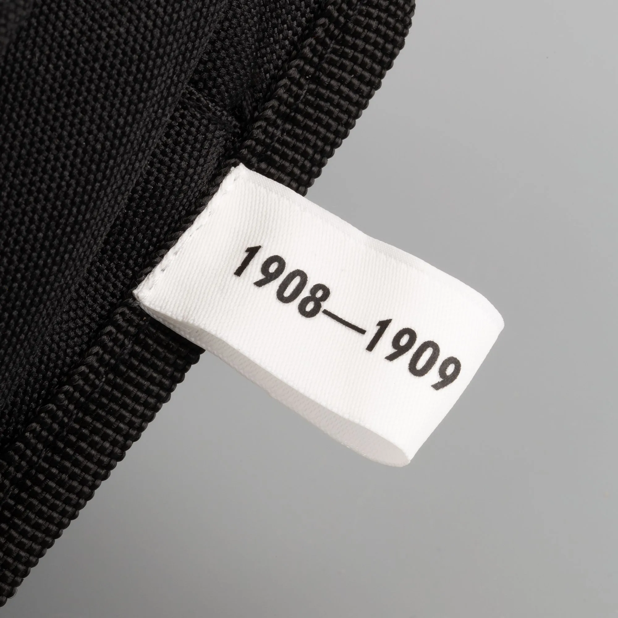 Поясные сумки с печатью логотипа. Поясная сумка Urban Out по цене 736 ₽ руб. (артикул 12700.30) Поясная сумка Urban Out, черная