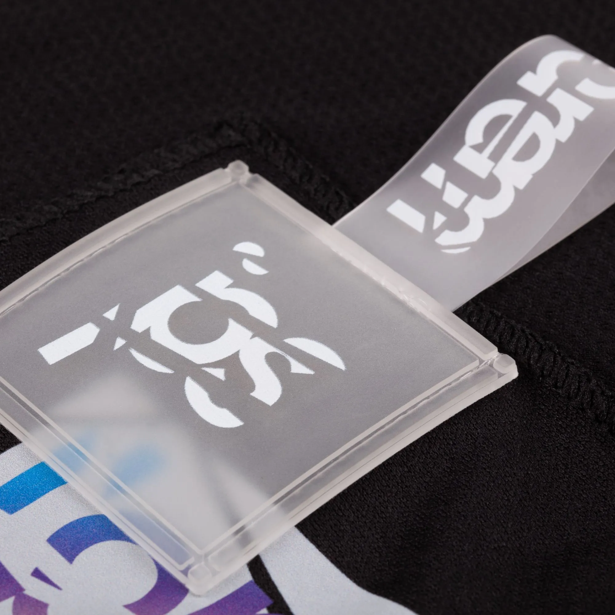 Охлаждающее полотенце Frio Mio в бутылке, черное