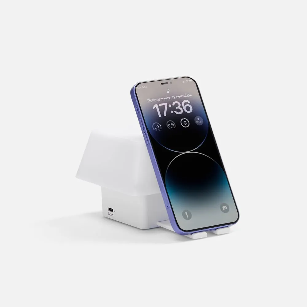 Лампы и светильники с печатью логотипа. Светильник с подставкой для смартфона Knoppi по цене 1 293 ₽ руб. (артикул 18398.60) Светильник с подставкой для смартфона Knoppi, белый