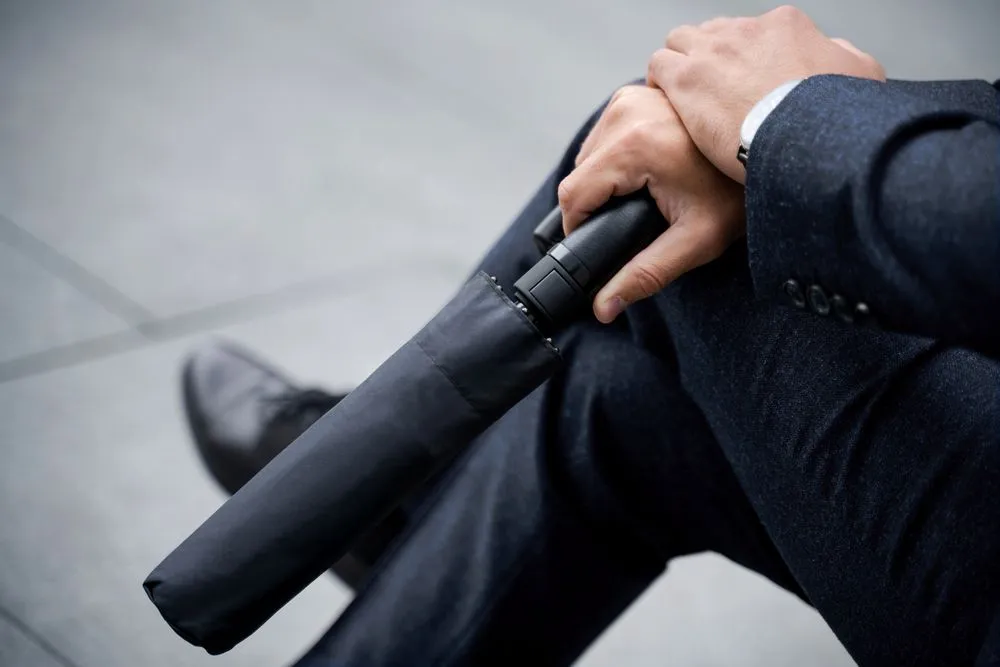 Складные зонты с логотипом с печатью логотипа. Зонт складной Lui по цене 1 767 ₽ руб. (артикул 7674.35) Зонт складной Lui, черный с красным