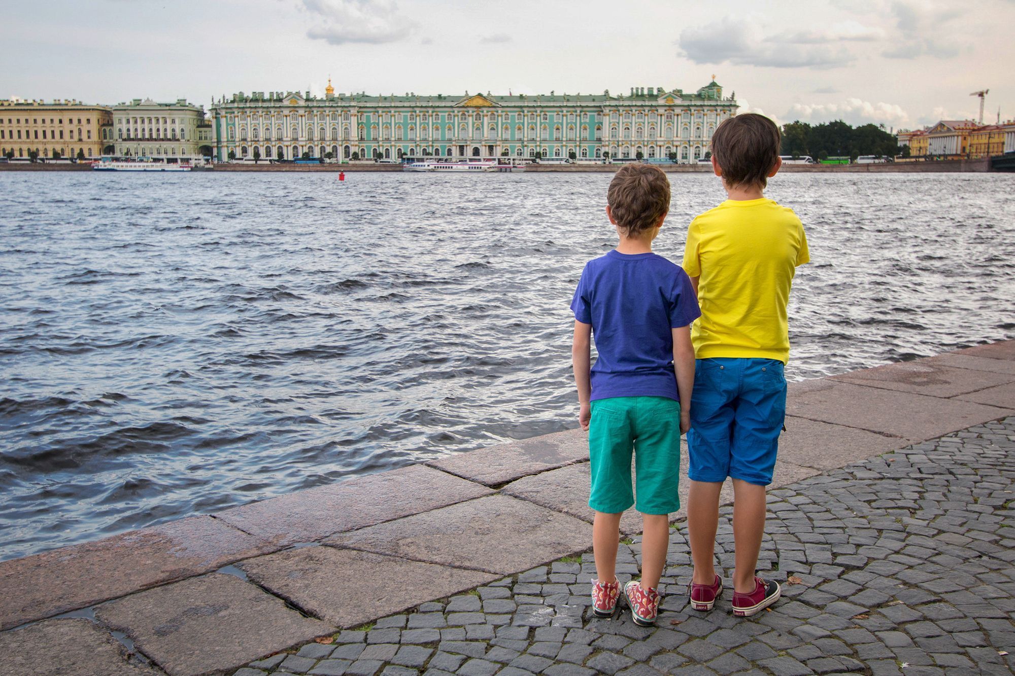 Дети т. Футболка детская t-Bolka Kids. T-Bolka детские. Детская футболка с Бичем. Kids need to pee.