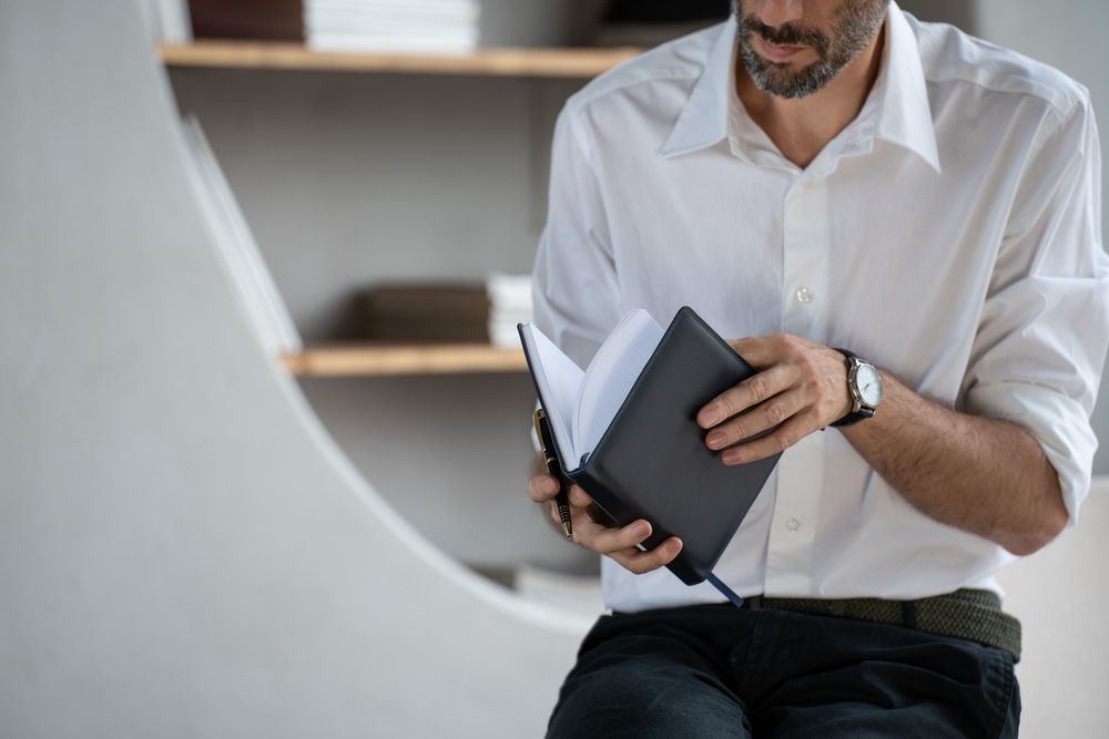 Ежедневники с логотипом с печатью логотипа. Еженедельник-портфолио Remini, недатированный по цене 5 543 ₽ руб. (артикул 55602.40) Еженедельник-портфолио Remini, недатированный, темно-синий