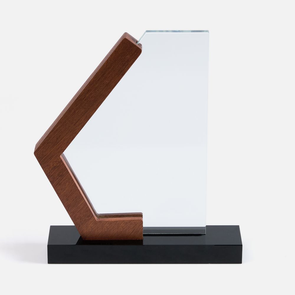 Стела Vinde с логотипом