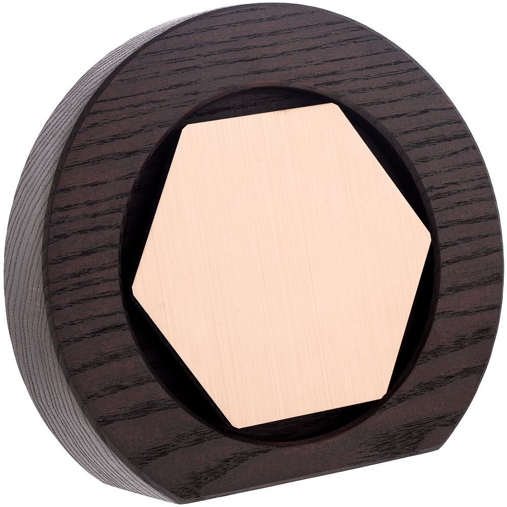 Стела Constanta Dark, с бронзовым шестигранником с логотипом