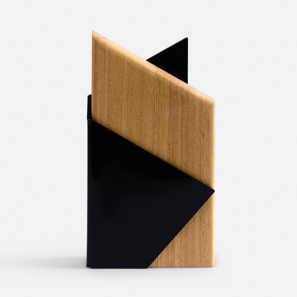 Стела Majestas с логотипом