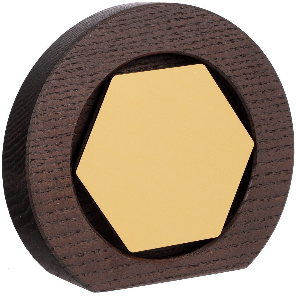 Стела Constanta Dark, с золотистым шестигранником с логотипом