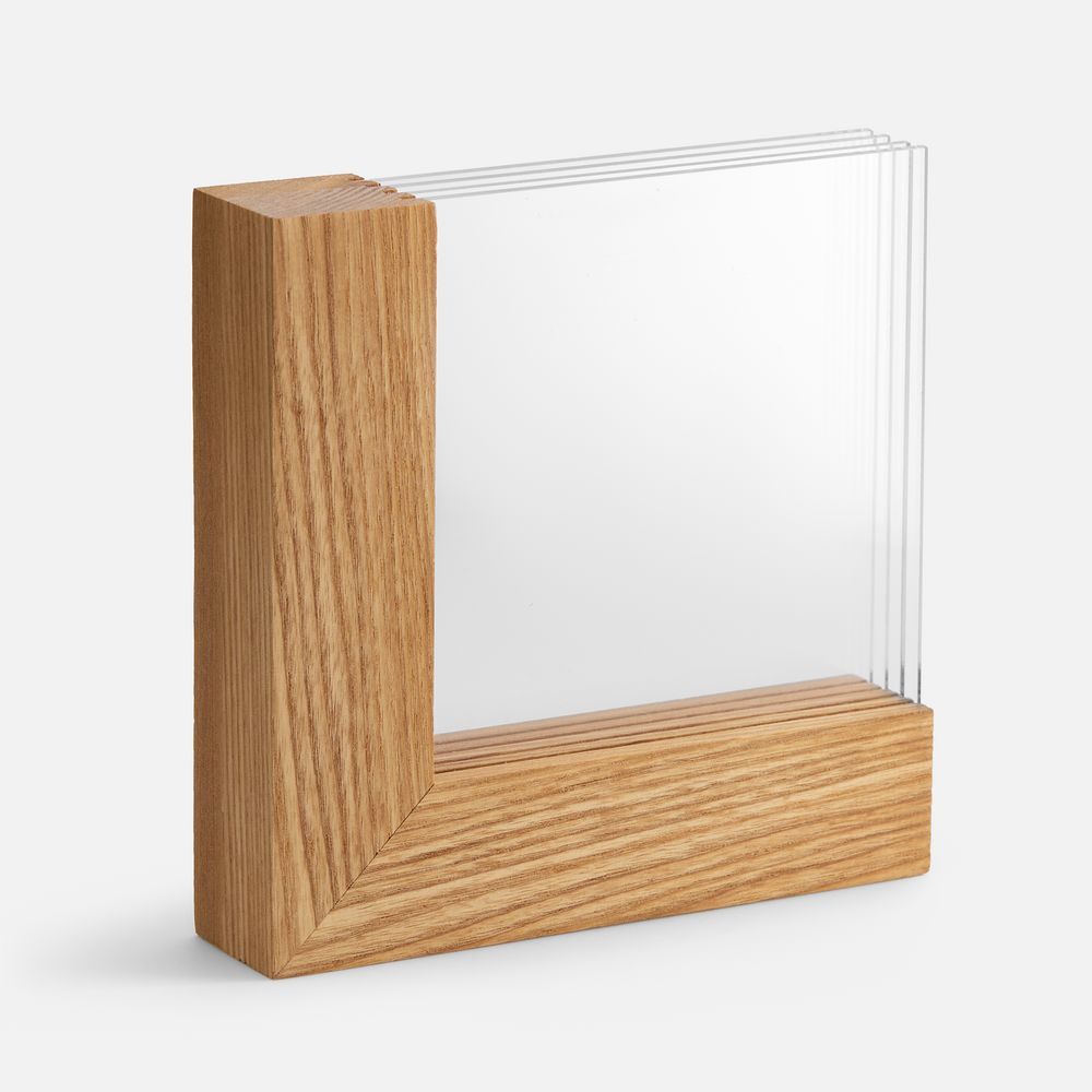 Стела Woodlyn с логотипом