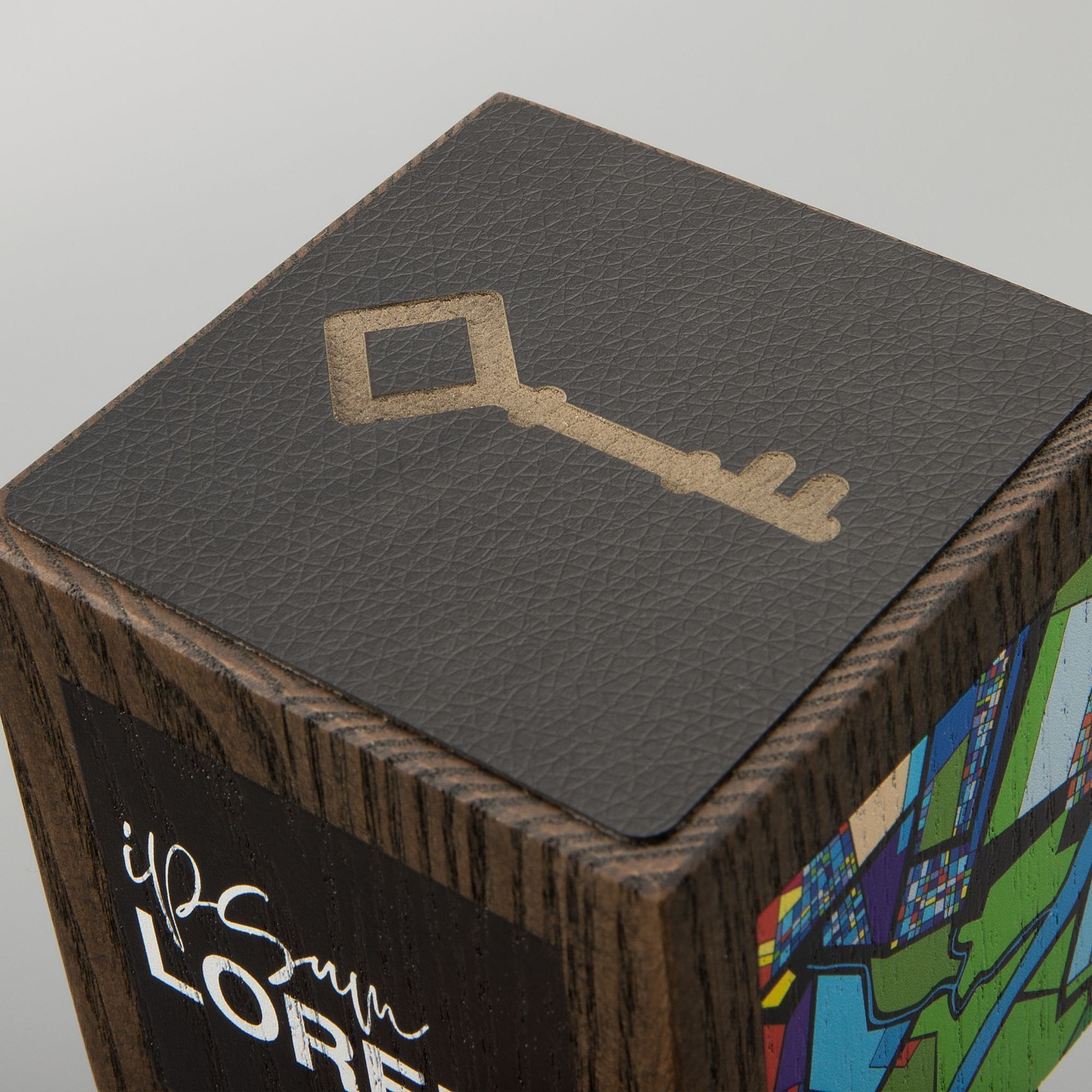 Стела Woodwise с логотипом