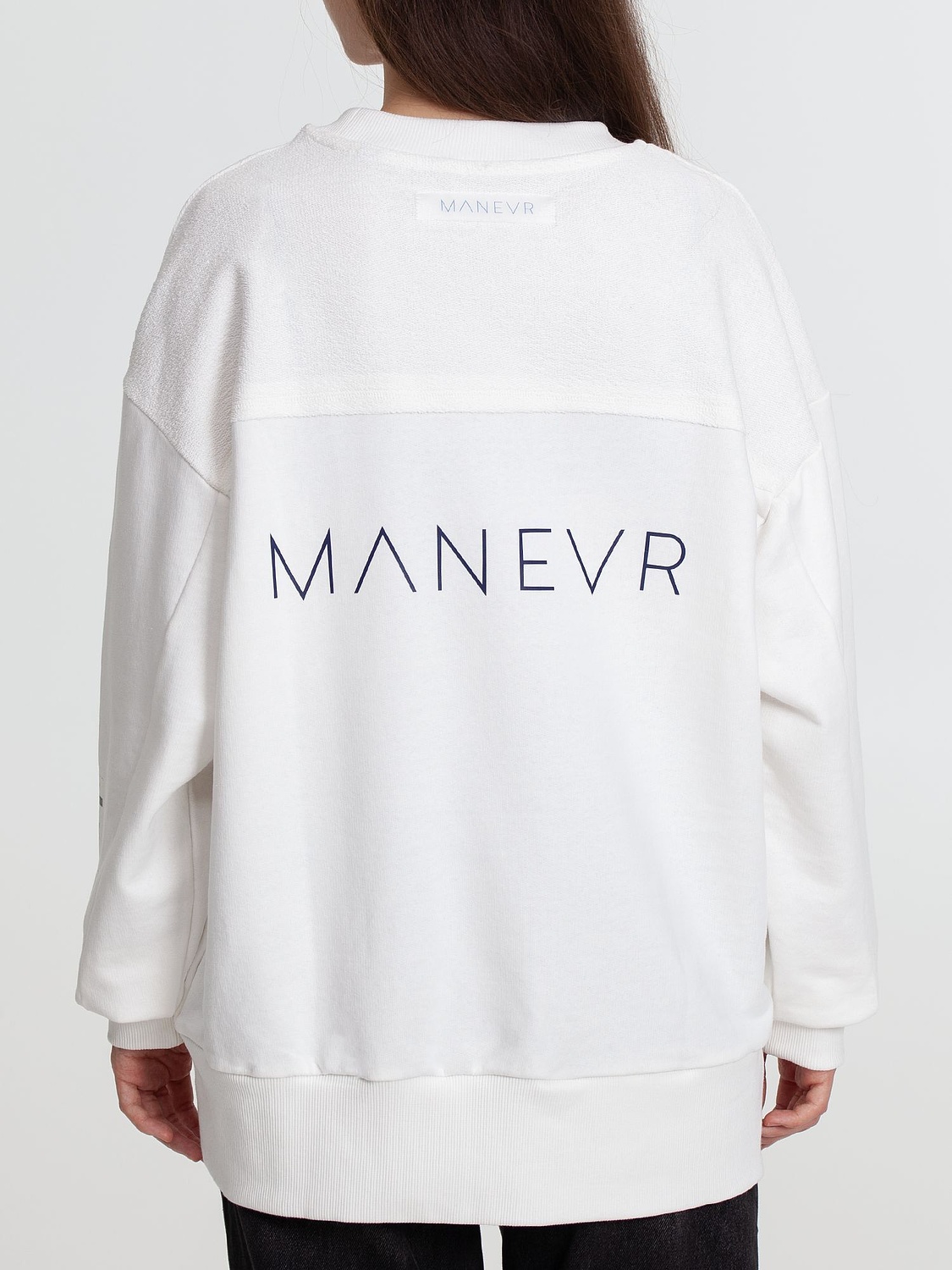 Свитшот оверсайз унисекс Vozduh, молочно-белый с логотипом