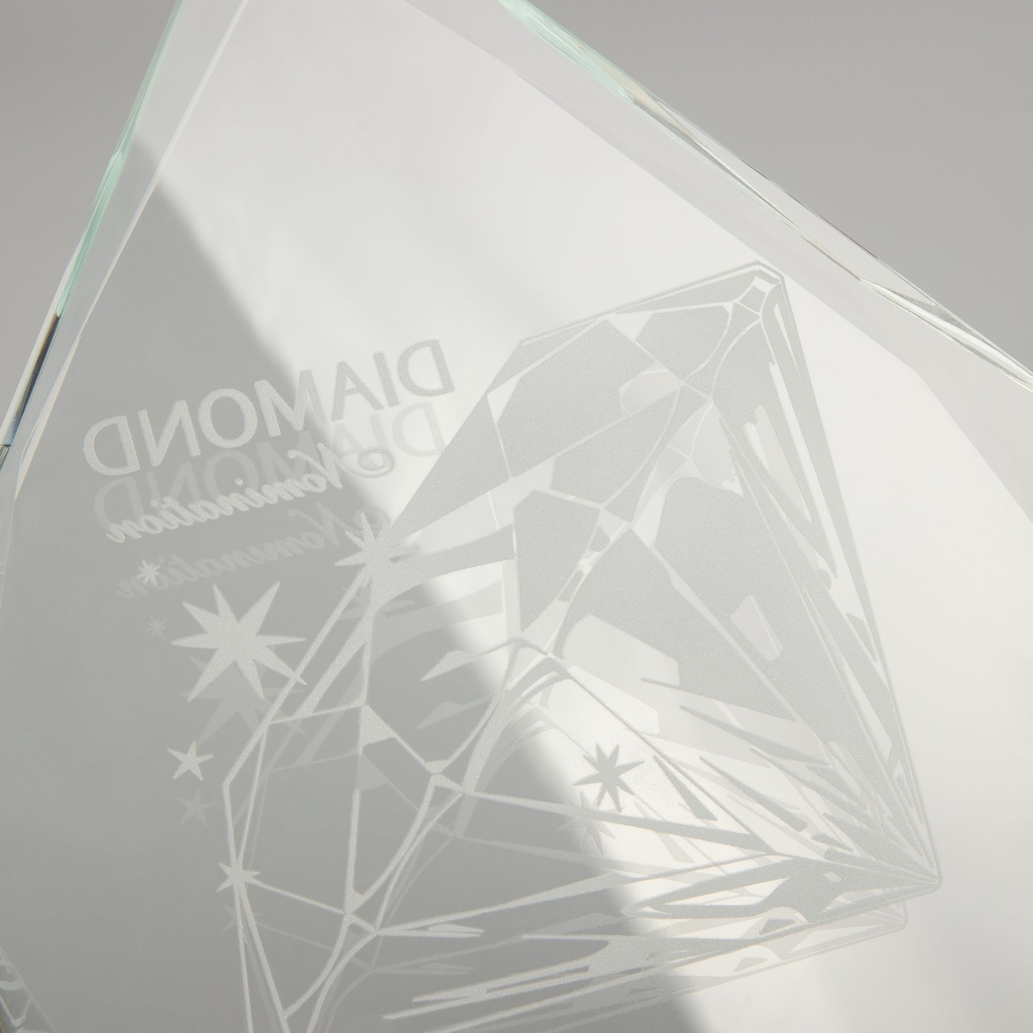 Стела Glory Daze с логотипом