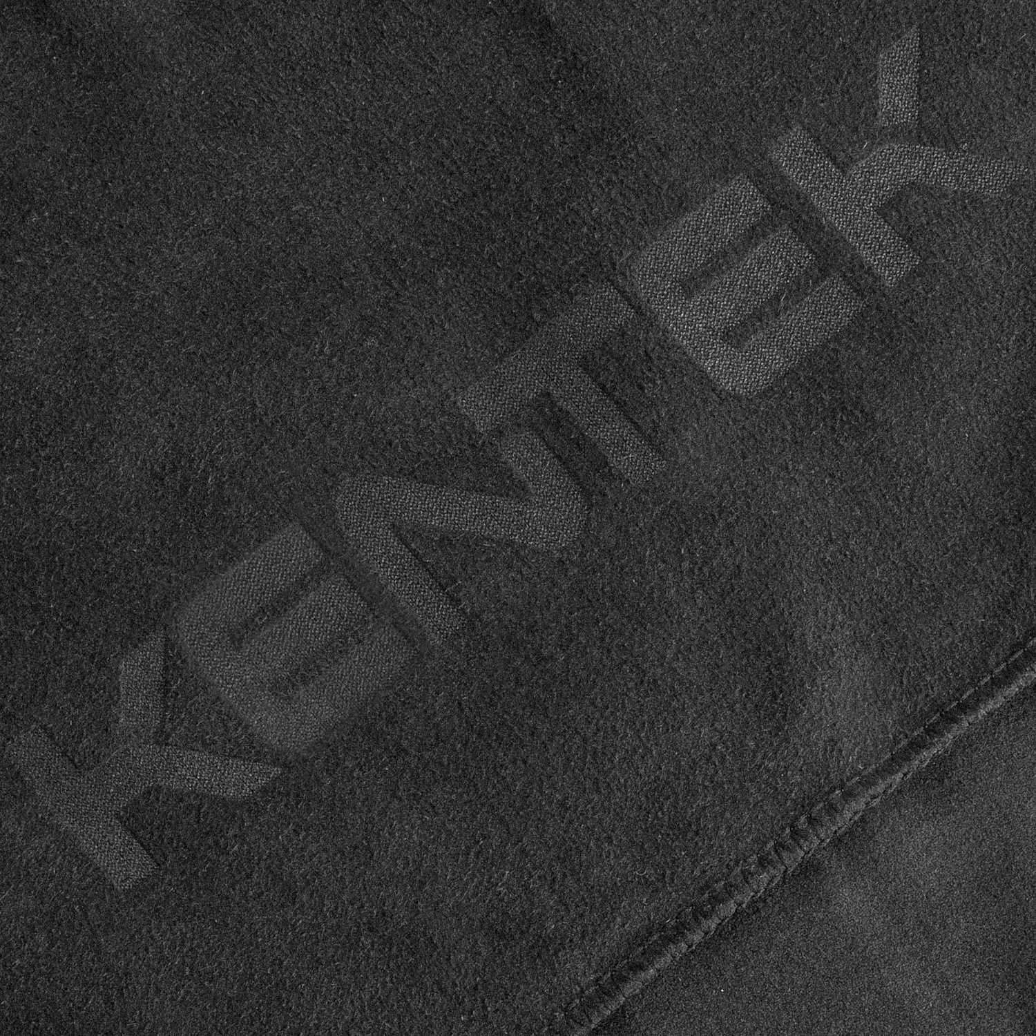 Спортивное полотенце Vigo Medium, черное с логотипом