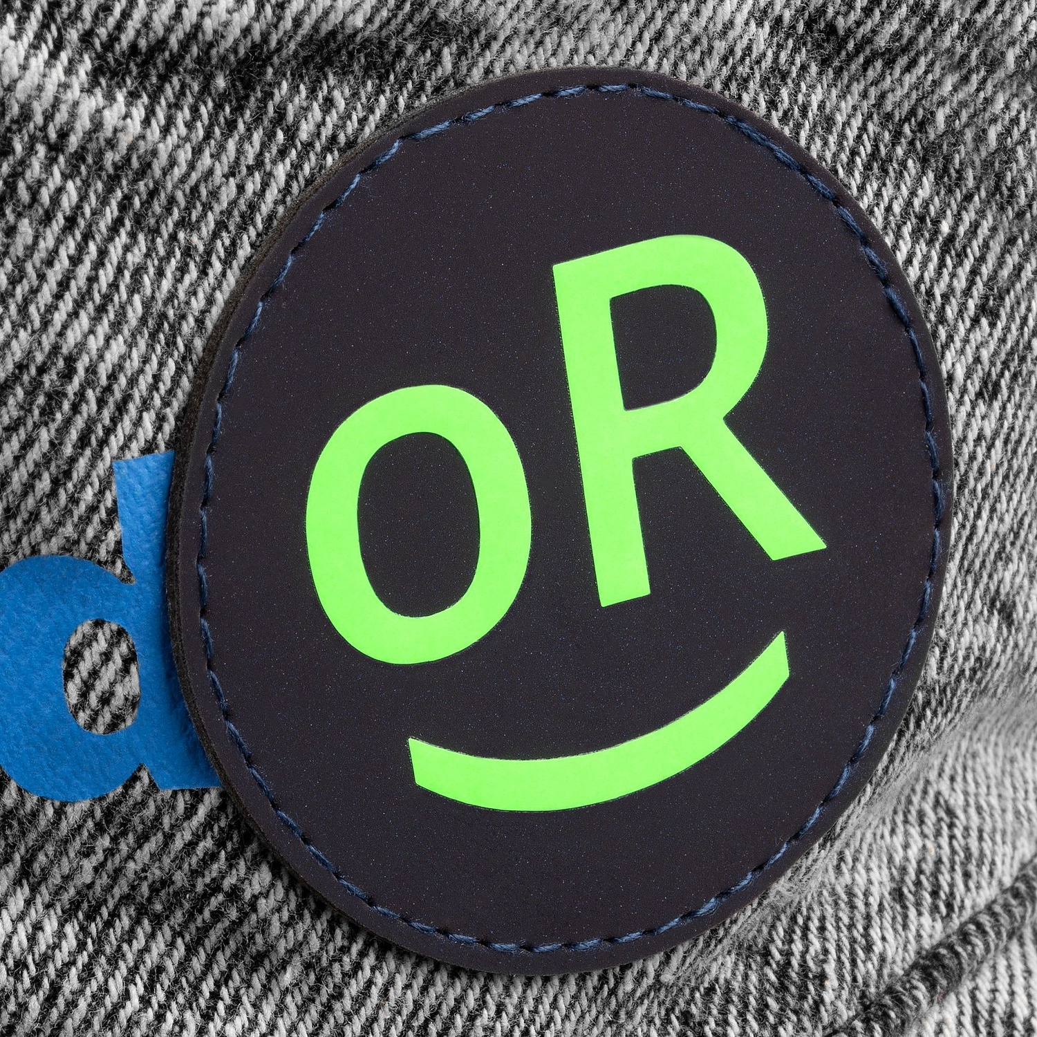 Лейбл светоотражающий Tao Round, L, синий с логотипом