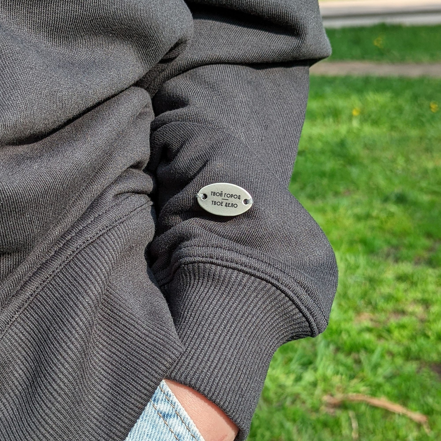 Шильдик металлический Alfa Oval, серебристый с логотипом