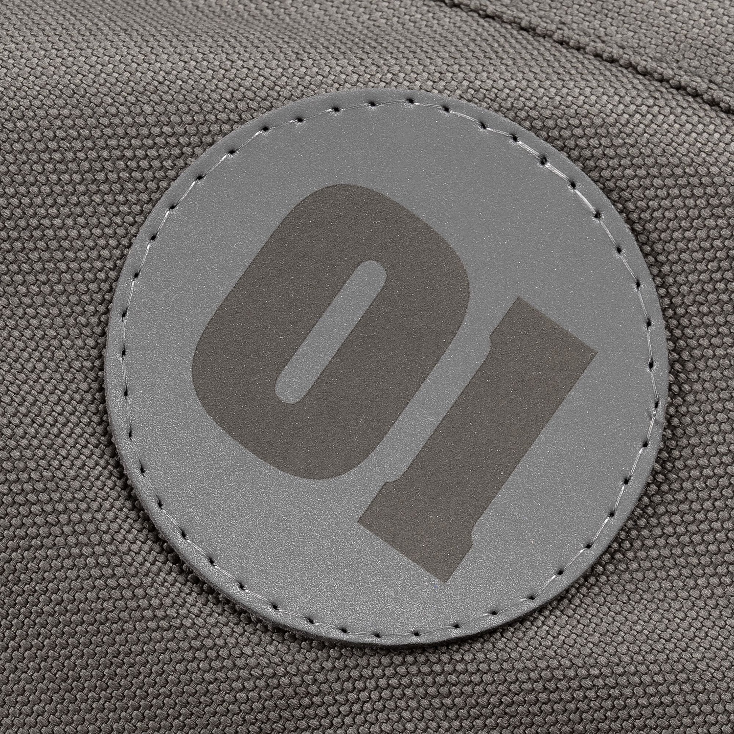 Лейбл светоотражающий Tao Round, L, серый с логотипом