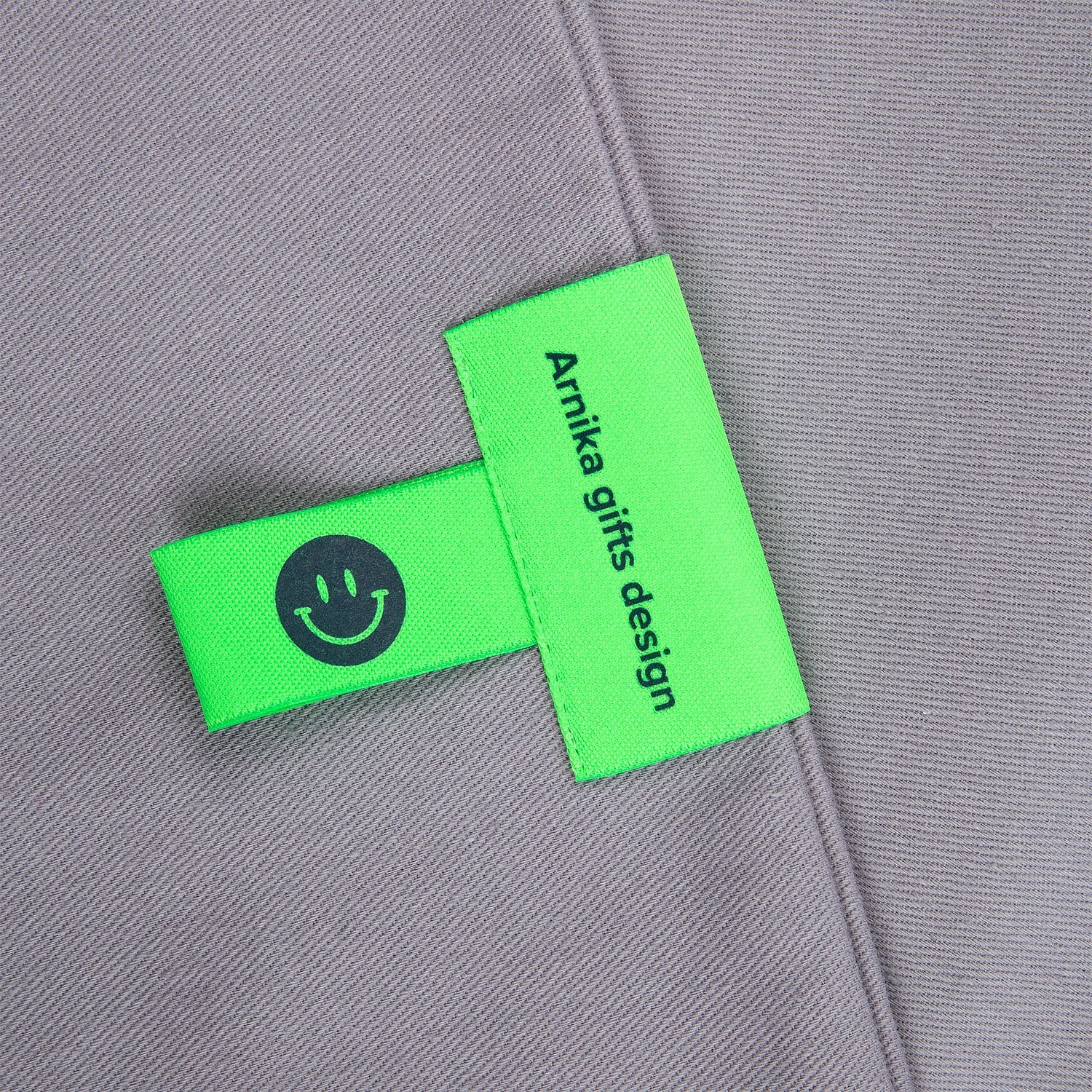 Лейбл тканевый Epsilon, L, зеленый неон с логотипом