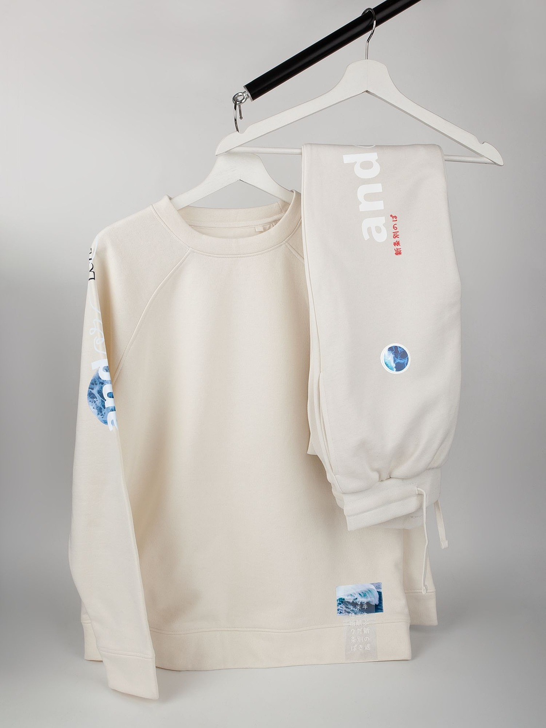 Джоггеры J2, молочно-белые с логотипом