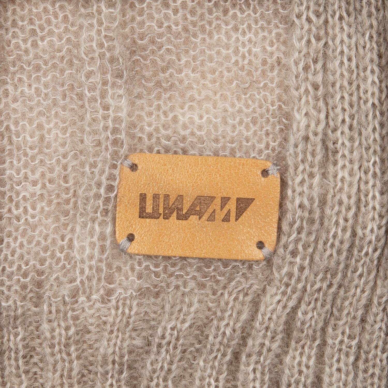 Лейбл кожаный Beta, S, бежевый с логотипом