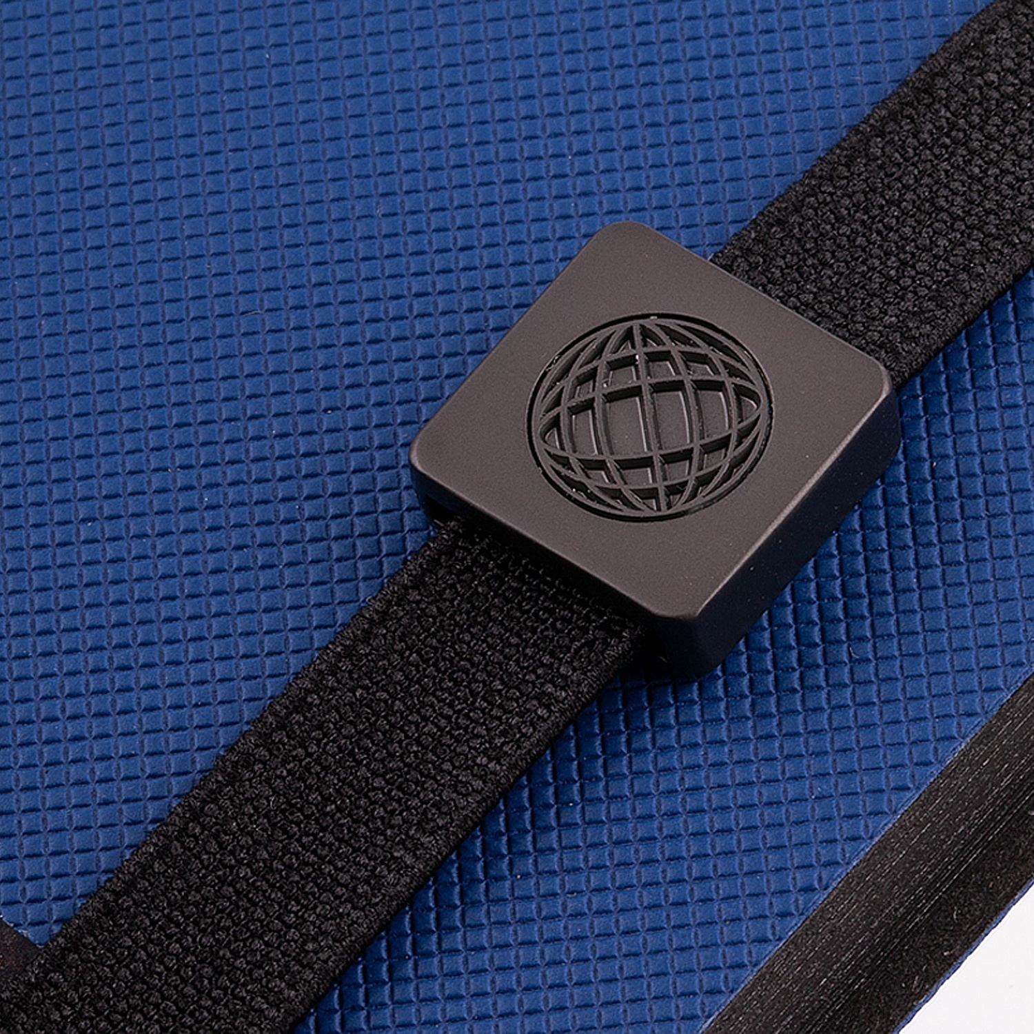 Шильдик на резинку Band, глобус с логотипом