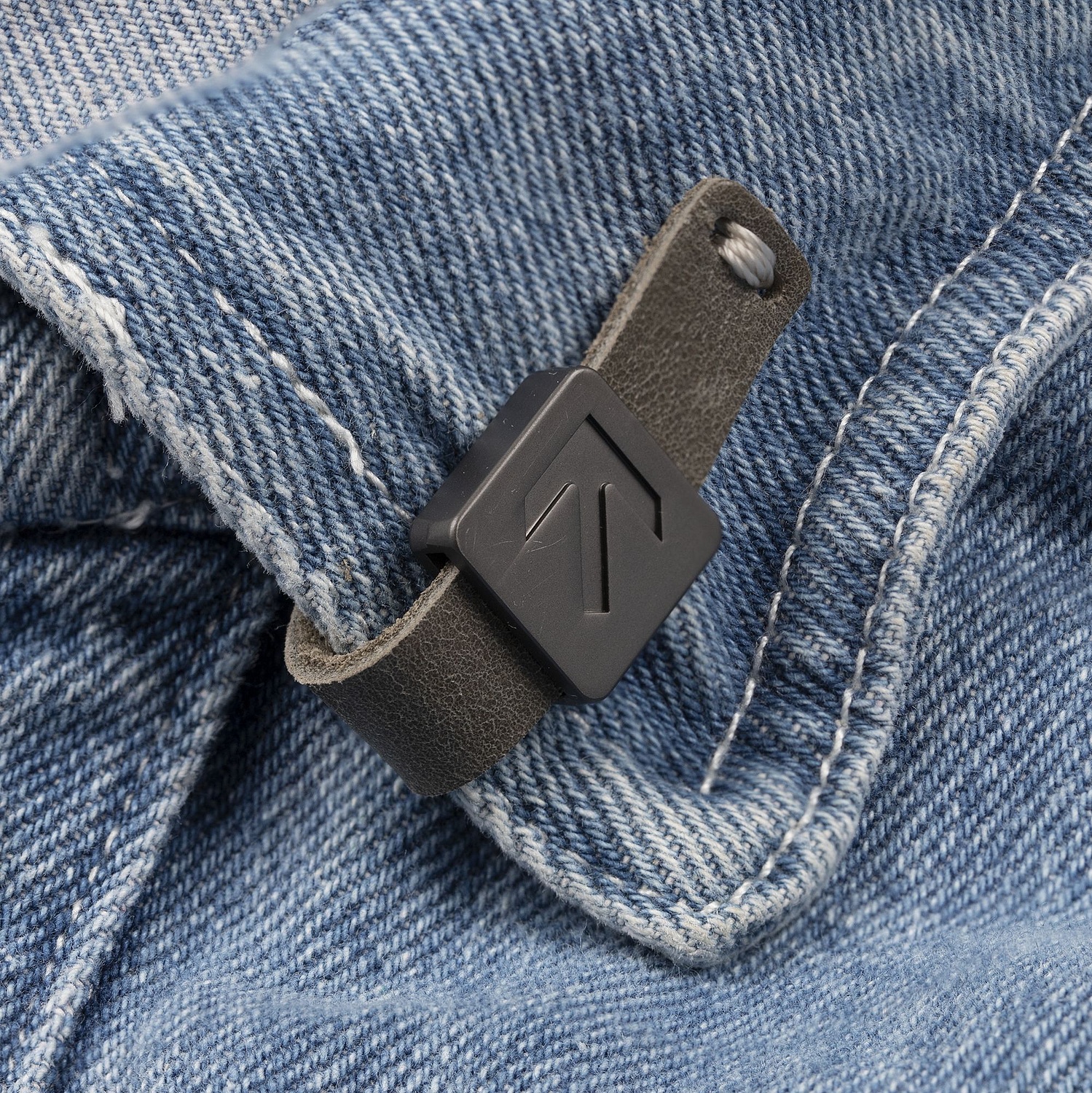 Лейбл кожаный Beta, XS, серый с логотипом