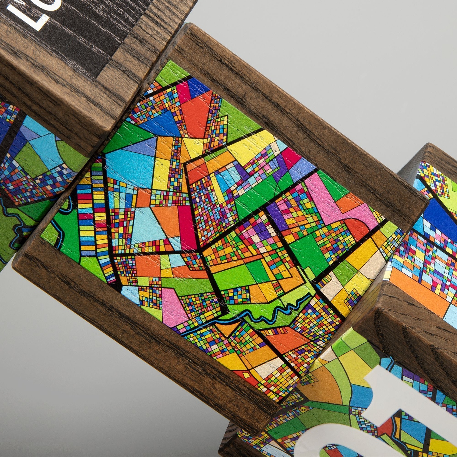 Стела Woodwise с логотипом