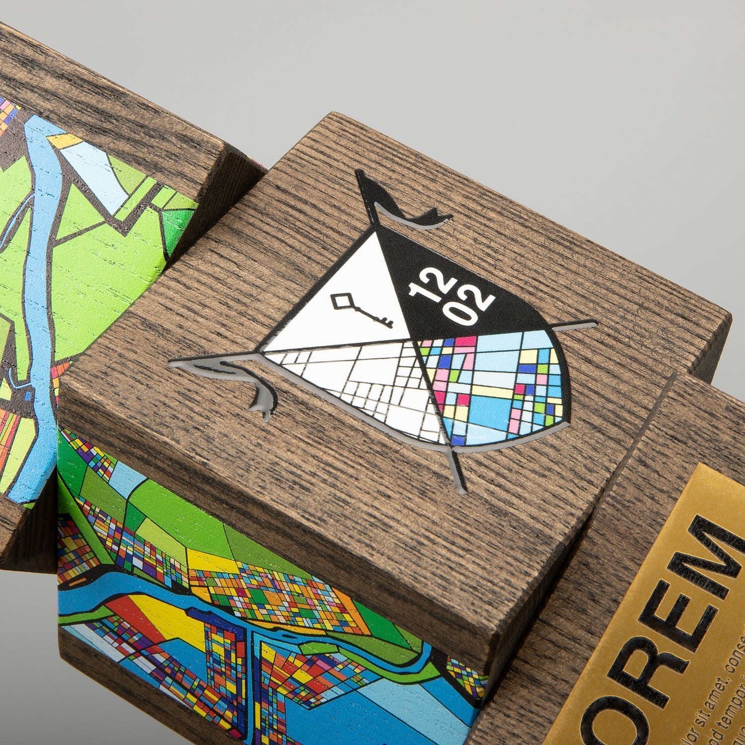 Стела Woodwise с логотипом