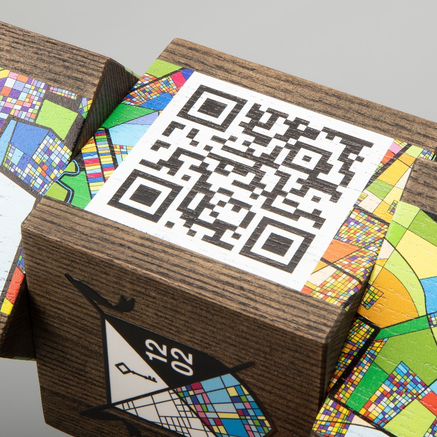 Стела Woodwise с логотипом