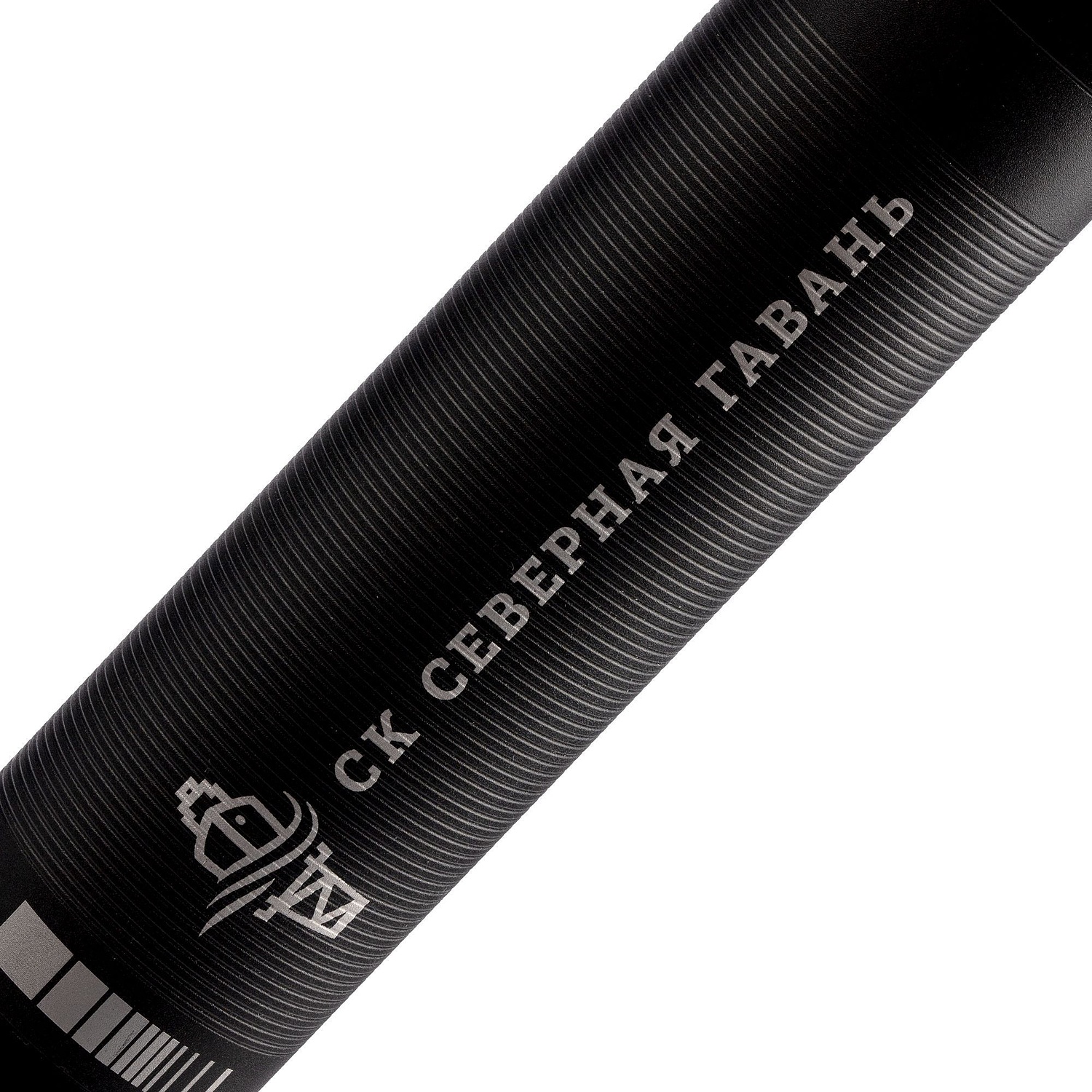 Фонарь с фокусировкой луча Skyddas, черный с логотипом