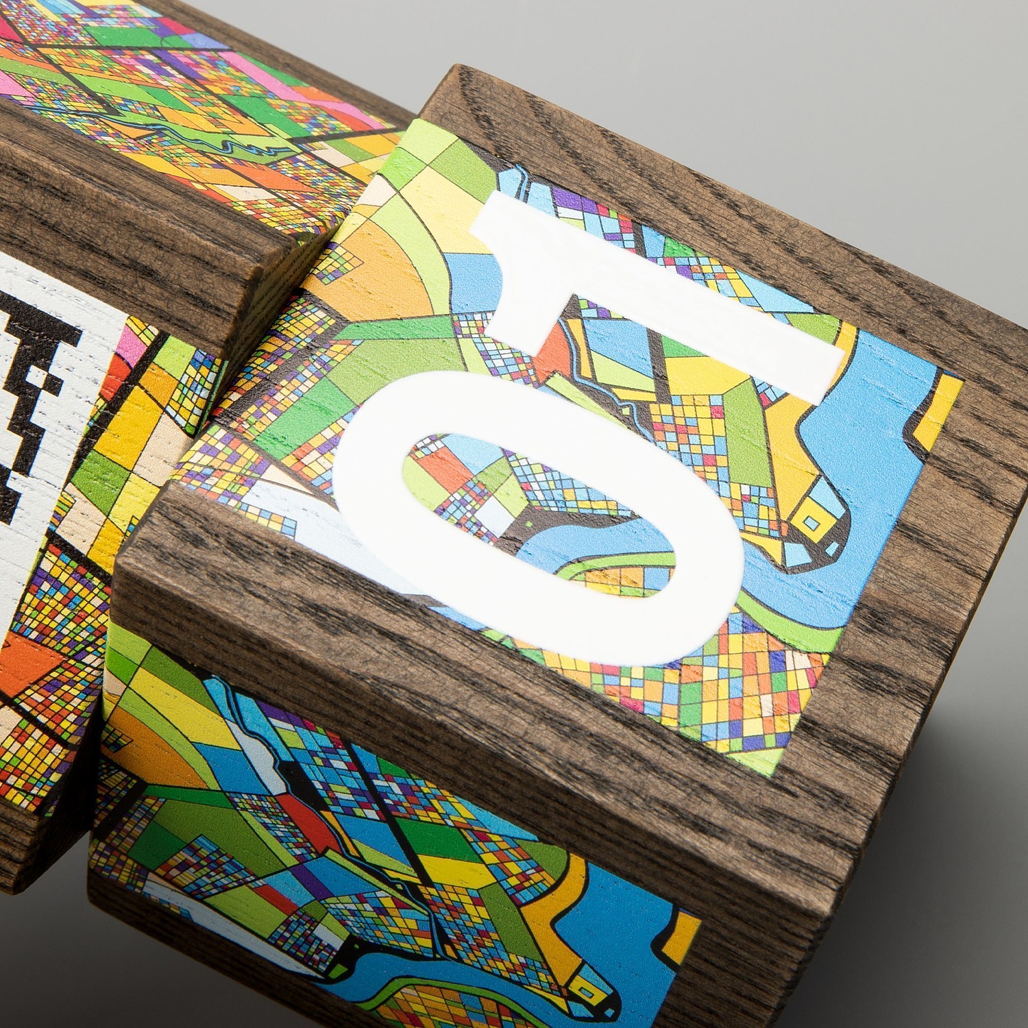 Стела Woodwise с логотипом