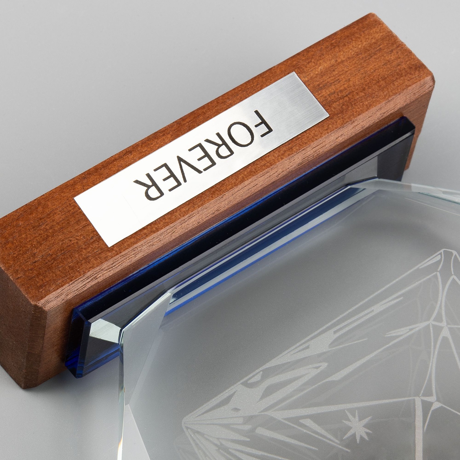 Стела Glory Daze с логотипом