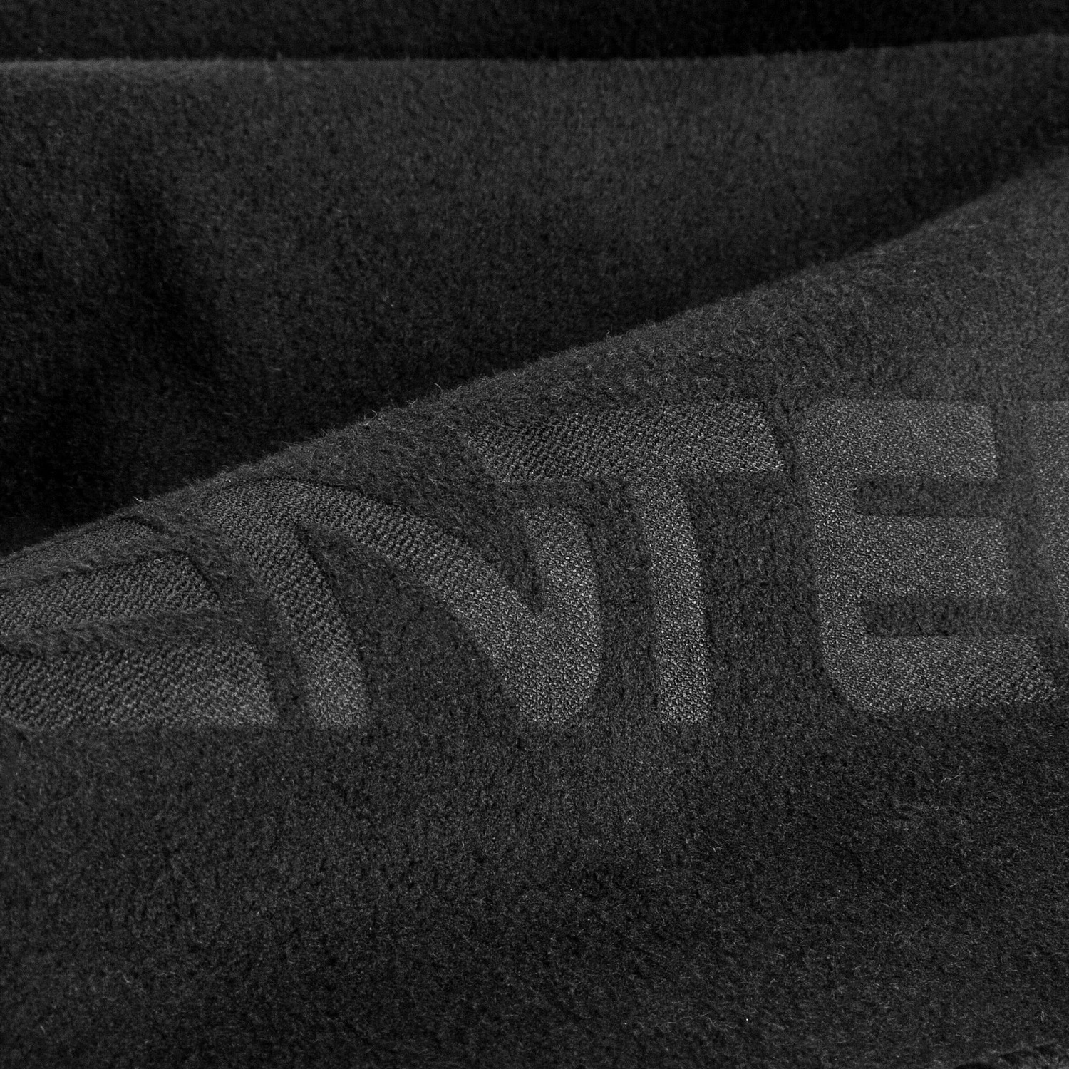 Спортивное полотенце Vigo Medium, черное с логотипом