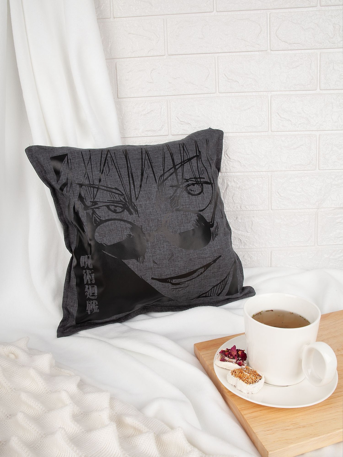 Подушка Settle In, темно-серая с логотипом