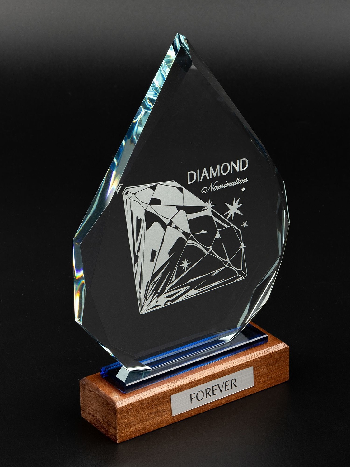 Стела Glory Daze с логотипом