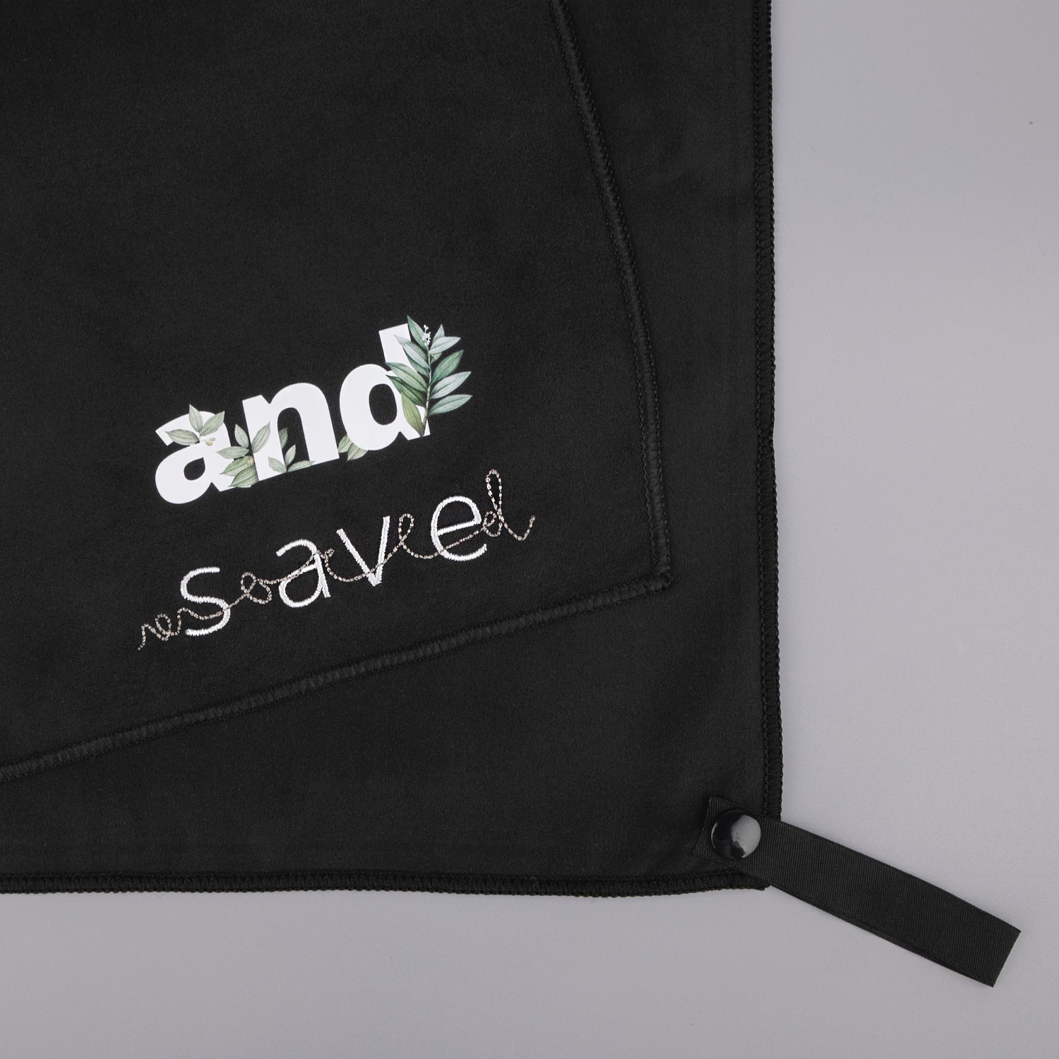 Полотенце спортивное Snaab, черное с логотипом